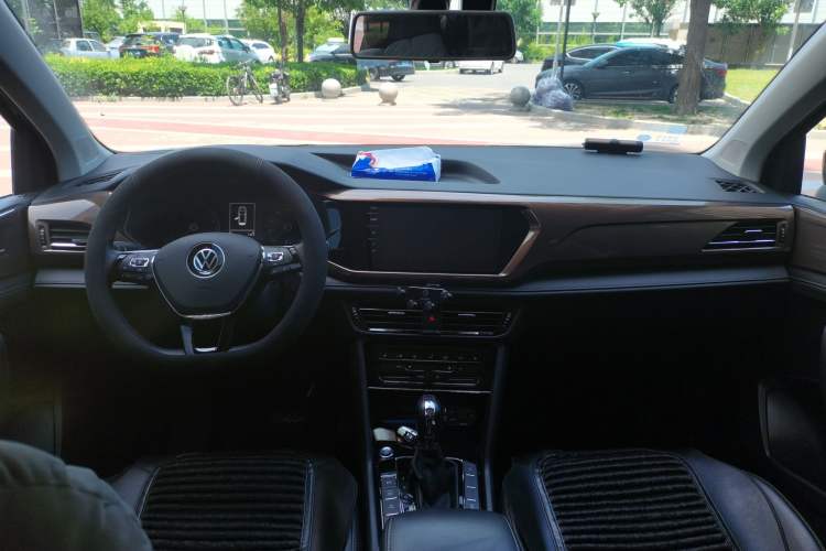 Used Volkswagen Tharu 2021 280TSI Two-Wheel-Drive Luxury Plus Edition Center Console