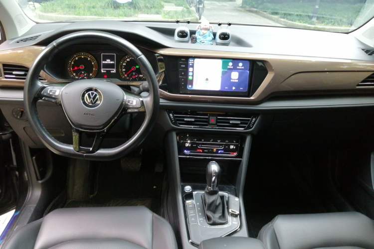 Used Volkswagen Tharu 2021 280TSI Two-Wheel-Drive Luxury Plus Edition Center Console