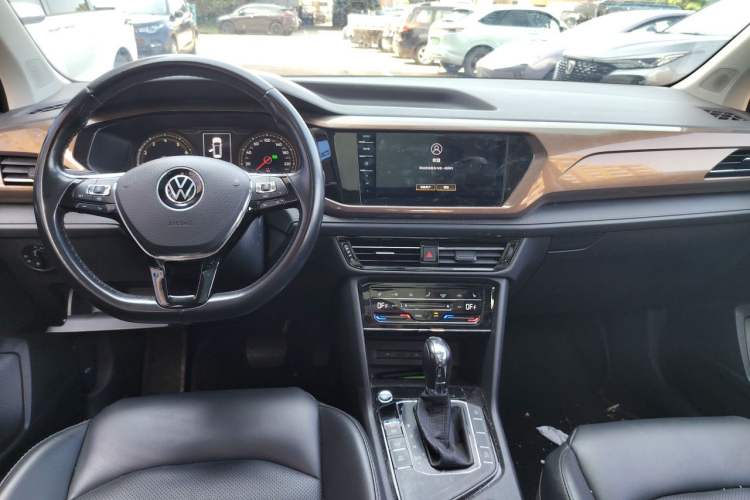 Used Volkswagen Tharu 2021 280TSI Two-Wheel-Drive Luxury Plus Edition Center Console