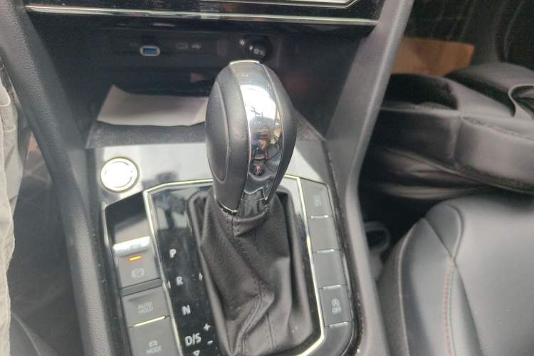 Used Volkswagen Tharu 2021 280TSI Two-Wheel-Drive Luxury Plus Edition Gear Lever