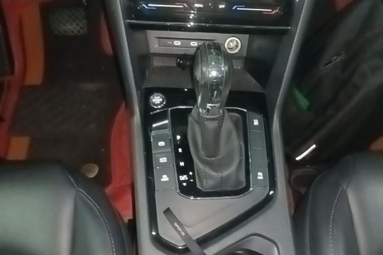 Used Volkswagen Tharu 2021 280TSI Two-Wheel-Drive Luxury Plus Edition Gear Lever