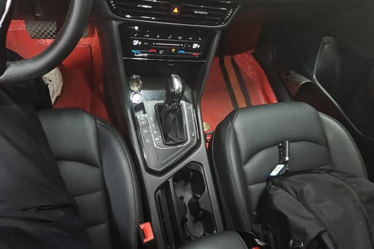 Used Volkswagen Tharu 2021 280TSI Two-Wheel-Drive Luxury Plus Edition Gear Lever
