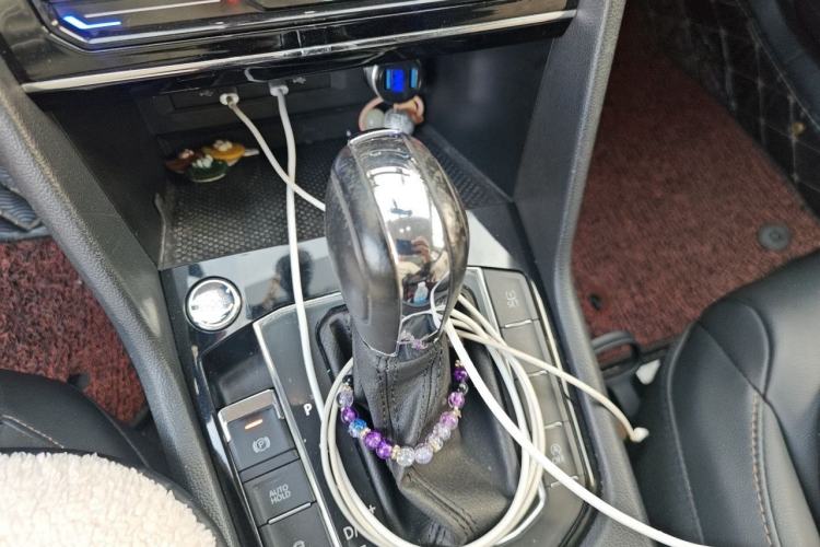 Used Volkswagen Tharu 2021 280TSI Two-Wheel-Drive Luxury Plus Edition Gear Lever