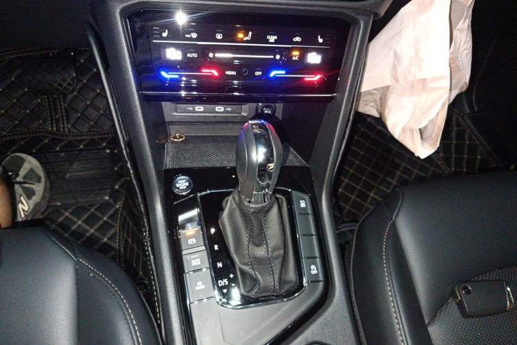 Used Volkswagen Tharu 2021 330TSI All-Wheel Drive Luxury PLUS Version Gear Lever