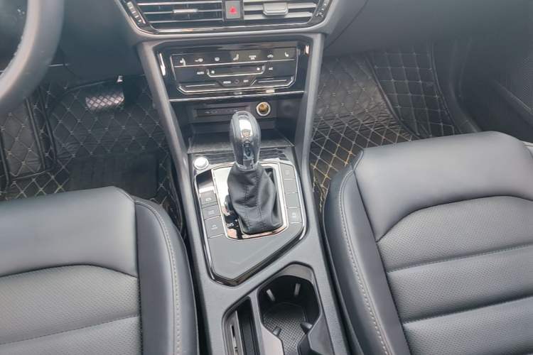 Used Volkswagen Tharu 2021 280TSI Two-Wheel-Drive Luxury Plus Edition Gear Lever