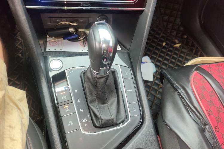 Used Volkswagen Tharu 2021 280TSI Two-Wheel-Drive Luxury Plus Edition Gear Lever