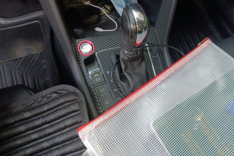 Used Volkswagen Tharu 2021 280TSI Two-Wheel-Drive Luxury Plus Edition Gear Lever