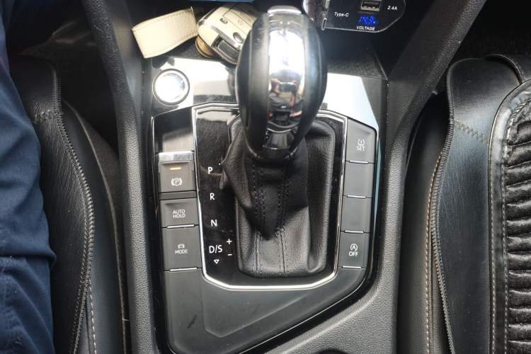 Used Volkswagen Tharu 2021 280TSI Two-Wheel-Drive Luxury Plus Edition Gear Lever
