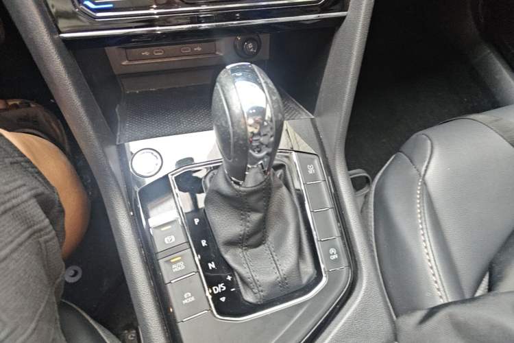Used Volkswagen Tharu 2021 280TSI Two-Wheel-Drive Luxury Plus Edition Gear Lever