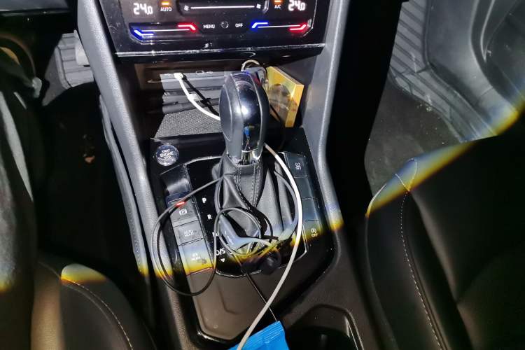 Used Volkswagen Tharu 2021 280TSI Two-Wheel-Drive Luxury Plus Edition Gear Lever
