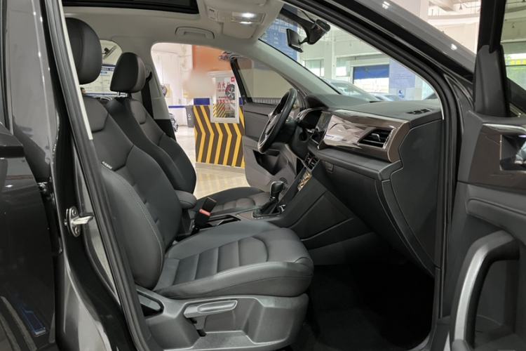 Used Volkswagen Tharu 2021 280TSI Two-Wheel-Drive Luxury Plus Edition Interior 9