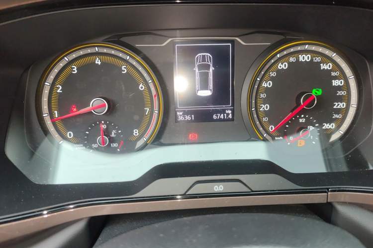 Used Volkswagen Tharu 2021 280TSI Two-Wheel-Drive Luxury Plus Edition Odometer Close Up