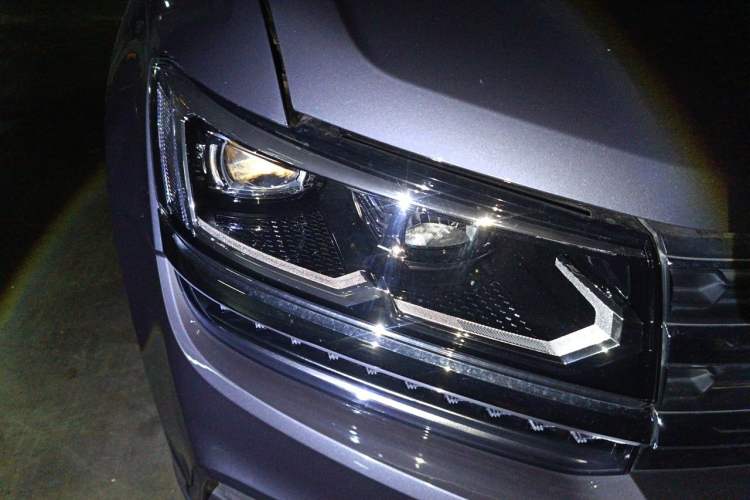 Used Volkswagen Tharu 2021 330TSI All-Wheel Drive Luxury PLUS Version Right Front Headlight