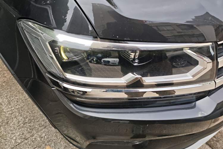 Used Volkswagen Tharu 2021 330TSI All-Wheel Drive Luxury PLUS Version Right Front Headlight