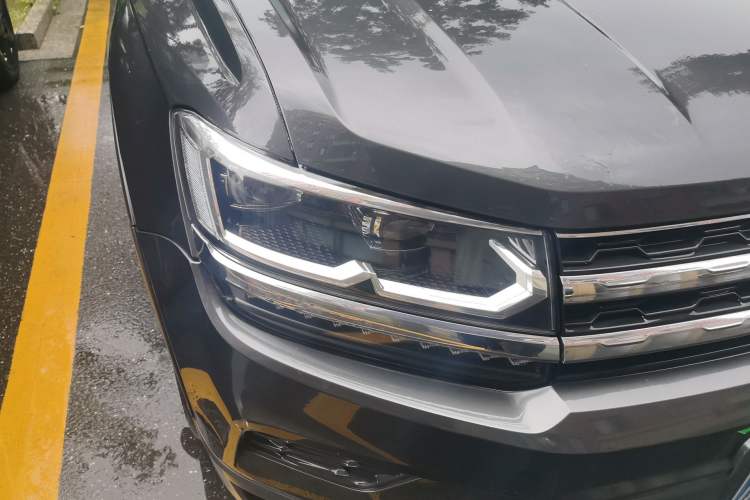 Used Volkswagen Tharu 2021 330TSI All-Wheel Drive Luxury PLUS Version Right Front Headlight