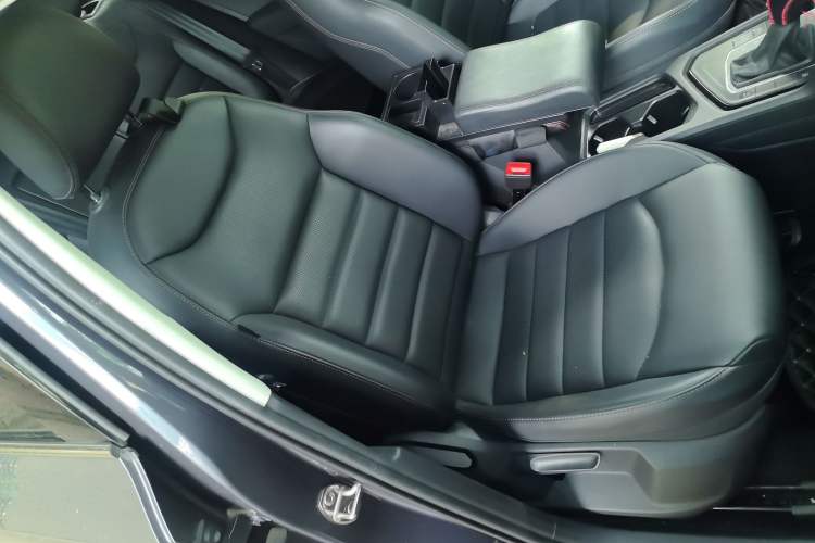 Used Volkswagen Tharu 2021 330TSI All-Wheel Drive Luxury PLUS Version Right Front Seat
