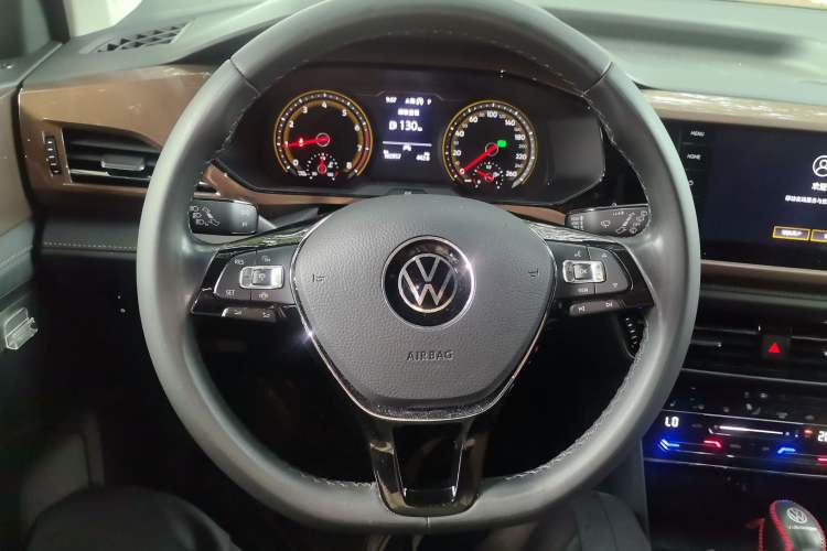 Used Volkswagen Tharu 2021 330TSI All-Wheel Drive Luxury PLUS Version Steering Wheel