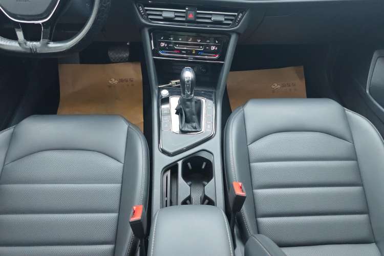 Used Volkswagen Tharu 2021 280TSI Two-Wheel-Drive Luxury Plus Edition Gear Lever