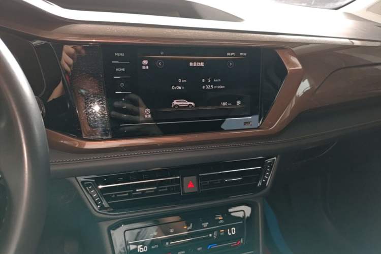 Used Volkswagen Tharu 2021 280TSI Two-Wheel Drive Comfort Edition Audio And AC Panel