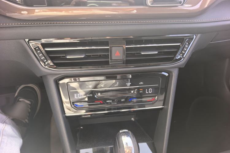 Used Volkswagen Tharu 2021 280TSI Two-Wheel Drive Comfort Edition Audio And AC Panel