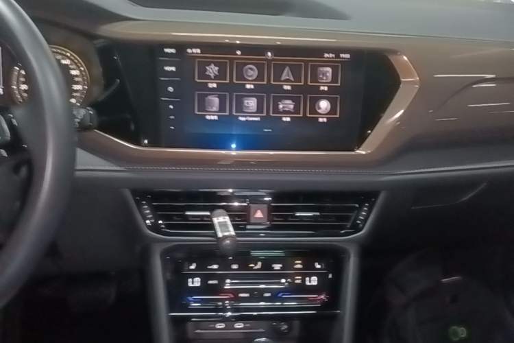 Used Volkswagen Tharu 2021 280TSI Two-Wheel-Drive Luxury Plus Edition Audio And AC Panel