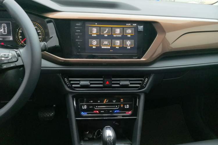 Used Volkswagen Tharu 2021 280TSI Two-Wheel Drive Comfort Edition Audio And AC Panel
