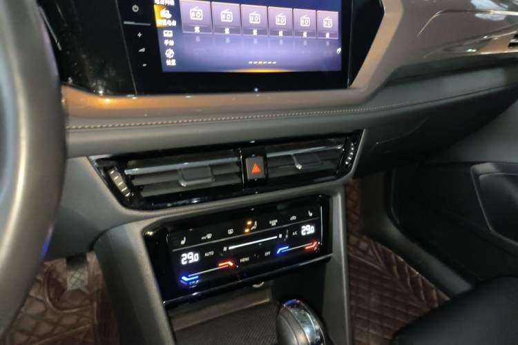 Used Volkswagen Tharu 2021 280TSI Two-Wheel-Drive Luxury Plus Edition Audio And AC Panel
