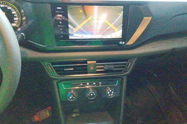 Used Volkswagen Tharu 2021 280TSI Two-Wheel Drive Trend Edition Audio And AC Panel