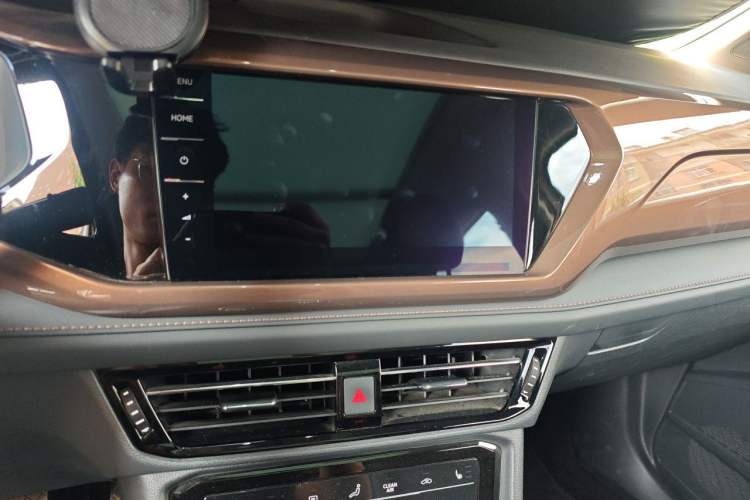 Used Volkswagen Tharu 2021 280TSI Two-Wheel-Drive Luxury Plus Edition Audio And AC Panel