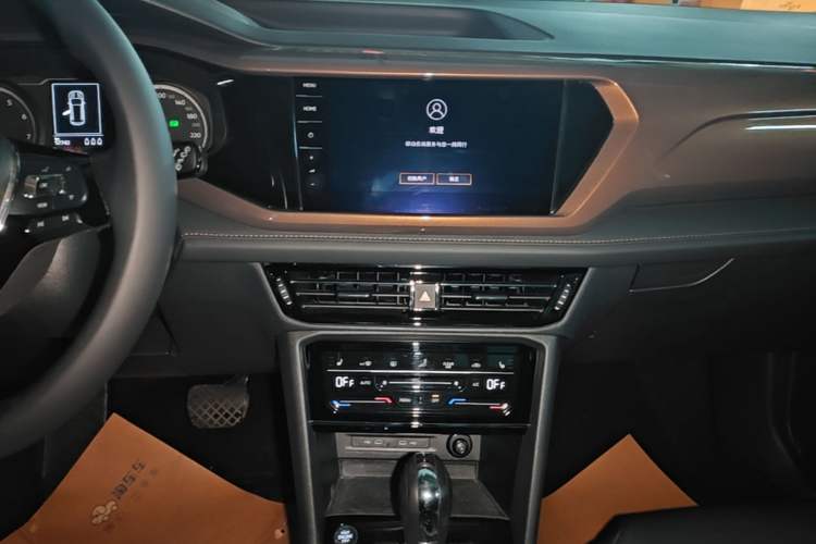 Used Volkswagen Tharu 2021 330TSI All-Wheel Drive Luxury PLUS Version Audio And AC Panel