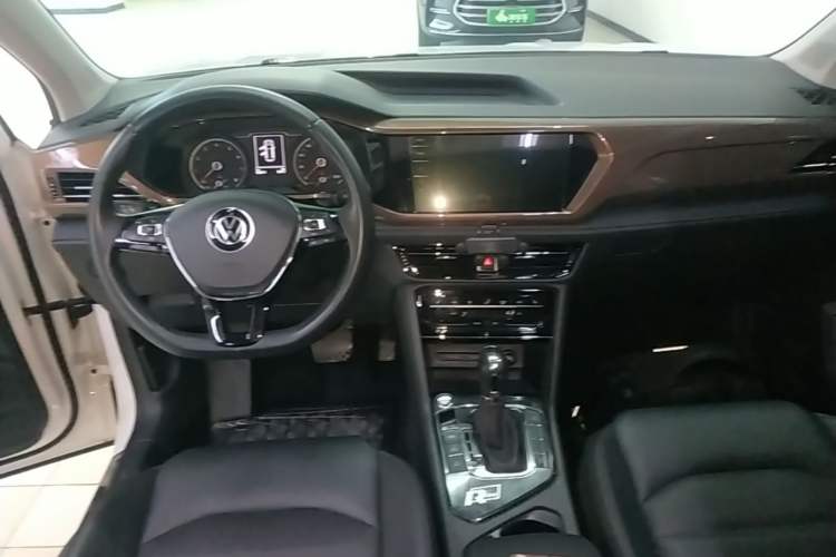 Used Volkswagen Tharu 2021 280TSI Two-Wheel-Drive Luxury Plus Edition Center Console