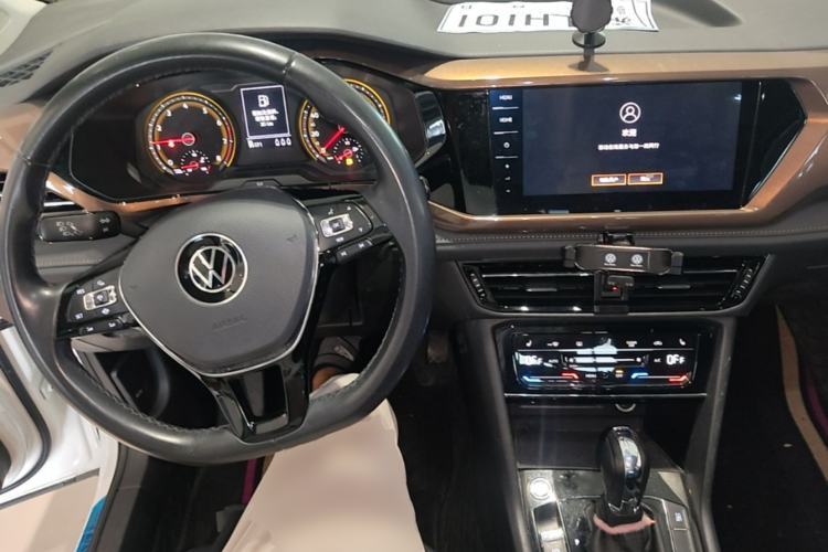 Used Volkswagen Tharu 2021 280TSI Two-Wheel-Drive Luxury Plus Edition Center Console