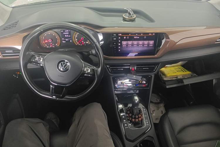 Used Volkswagen Tharu 2021 280TSI Two-Wheel-Drive Luxury Plus Edition Center Console
