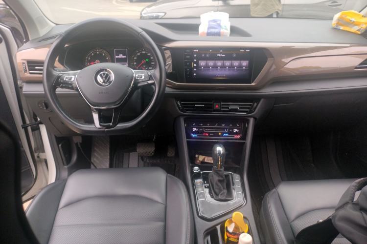 Used Volkswagen Tharu 2021 280TSI Two-Wheel-Drive Luxury Plus Edition Center Console