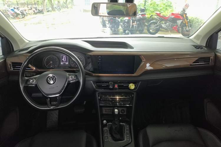Used Volkswagen Tharu 2021 280TSI Two-Wheel-Drive Luxury Plus Edition Center Console