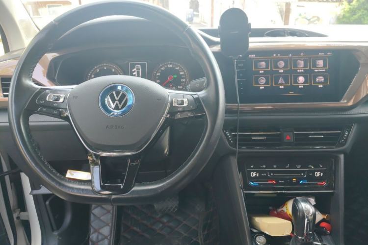 Used Volkswagen Tharu 2021 280TSI Two-Wheel-Drive Luxury Plus Edition Center Console