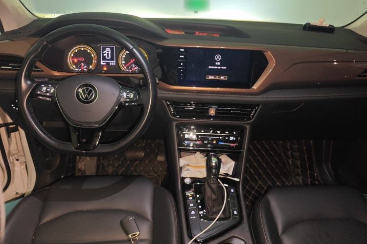 Used Volkswagen Tharu 2021 280TSI Two-Wheel-Drive Luxury Plus Edition Center Console
