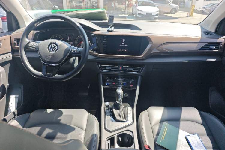 Used Volkswagen Tharu 2021 280TSI Two-Wheel-Drive Luxury Plus Edition Center Console