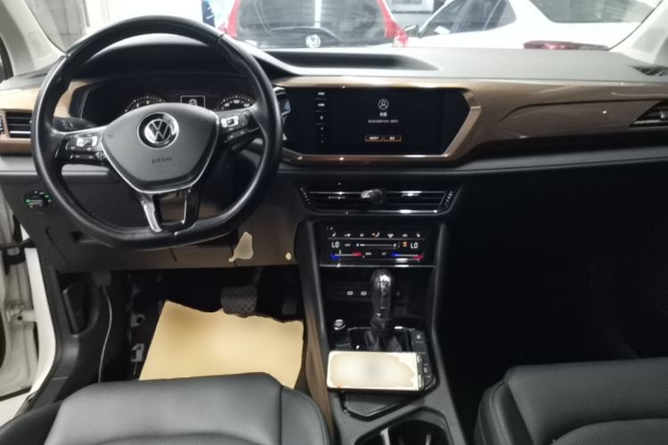 Used Volkswagen Tharu 2021 280TSI Two-Wheel-Drive Luxury Plus Edition Center Console