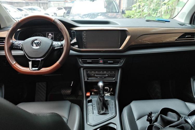 Used Volkswagen Tharu 2021 280TSI Two-Wheel-Drive Luxury Plus Edition Center Console