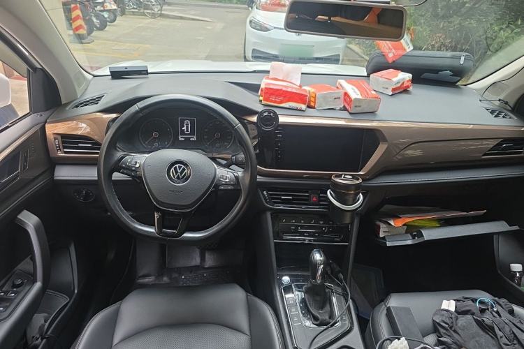 Used Volkswagen Tharu 2021 280TSI Two-Wheel-Drive Luxury Plus Edition Center Console