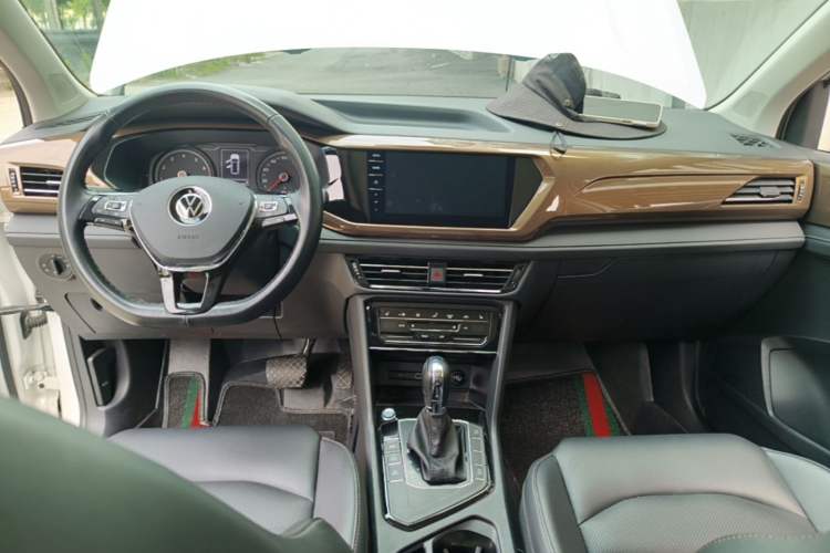Used Volkswagen Tharu 2021 280TSI Two-Wheel-Drive Luxury Plus Edition Center Console