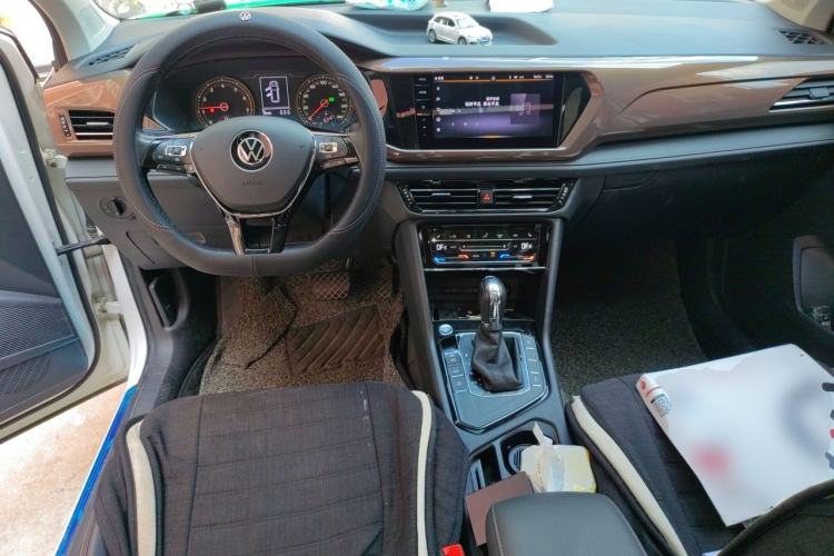 Used Volkswagen Tharu 2021 280TSI Two-Wheel-Drive Luxury Plus Edition Center Console