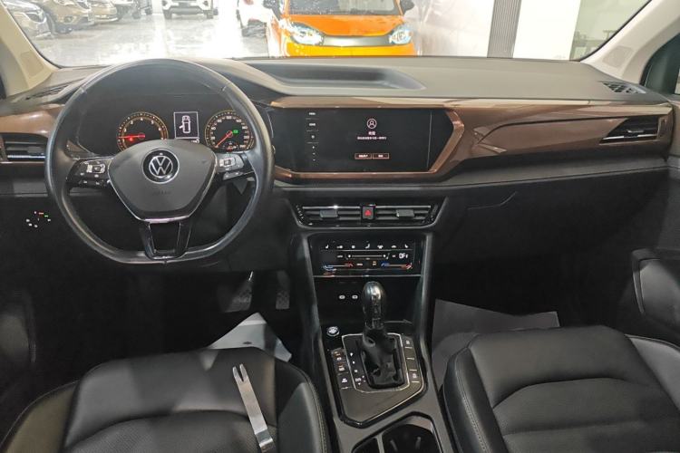 Used Volkswagen Tharu 2021 280TSI Two-Wheel-Drive Luxury Plus Edition Center Console