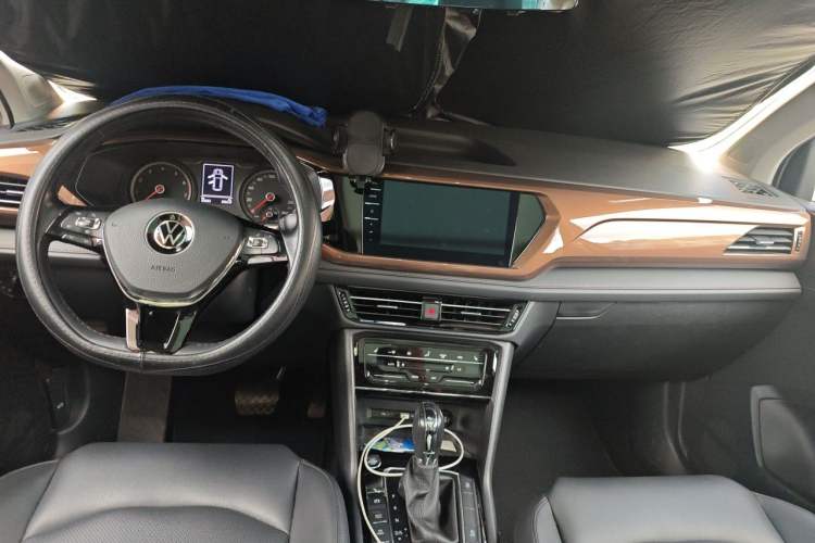 Used Volkswagen Tharu 2021 280TSI Two-Wheel-Drive Luxury Plus Edition Center Console
