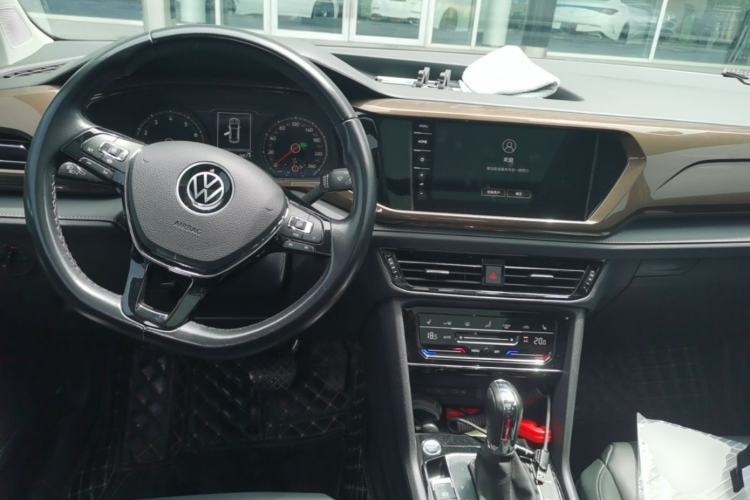 Used Volkswagen Tharu 2021 280TSI Two-Wheel-Drive Luxury Plus Edition Center Console