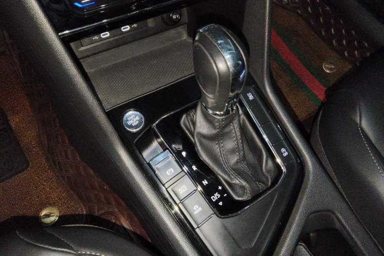 Used Volkswagen Tharu 2021 280TSI Two-Wheel-Drive Luxury Plus Edition Gear Lever