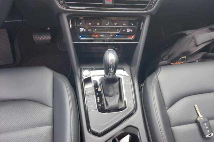 Used Volkswagen Tharu 2021 330TSI All-Wheel Drive Luxury PLUS Version Gear Lever