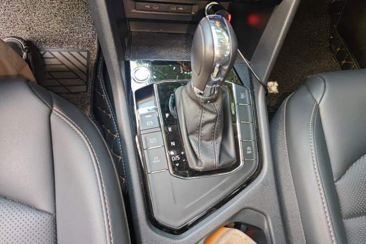 Used Volkswagen Tharu 2021 280TSI Two-Wheel-Drive Luxury Plus Edition Gear Lever
