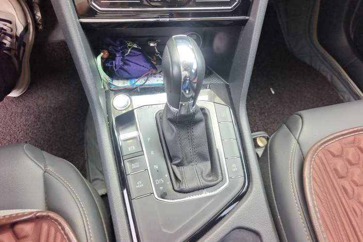 Used Volkswagen Tharu 2021 280TSI Two-Wheel-Drive Luxury Plus Edition Gear Lever